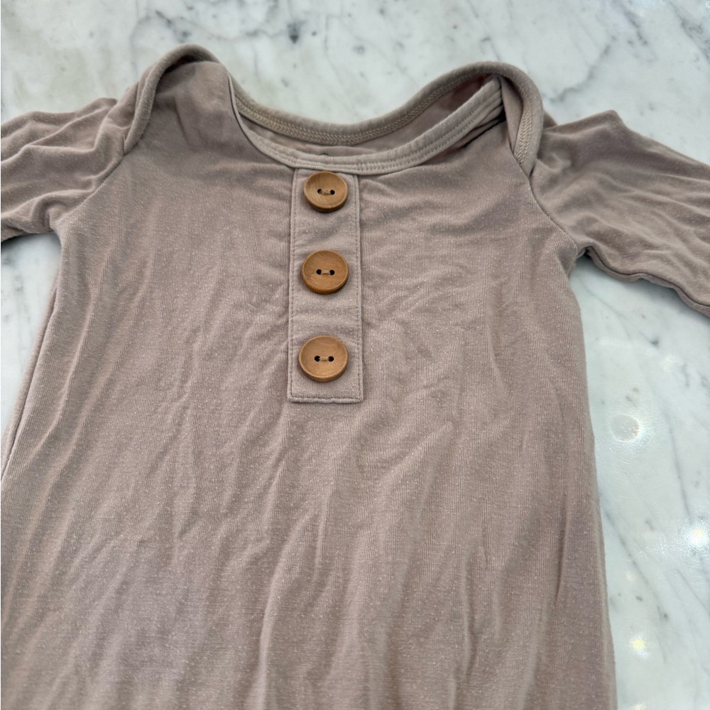 EXCELLENT Lot of 5 Caden Lane Bamboo Knotted Baby Gowns Size 0-3 Months - Picture 3 of 15